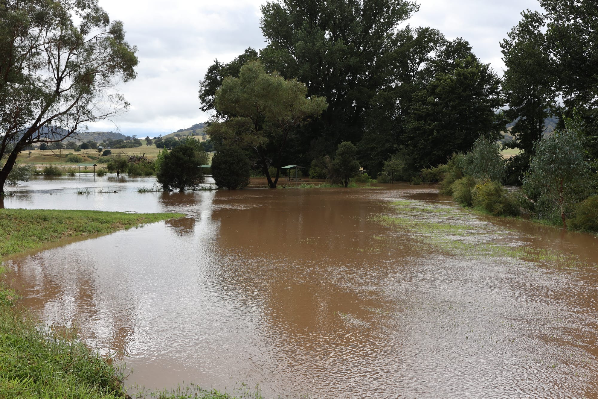 Wild weather belts the Upper Murray again