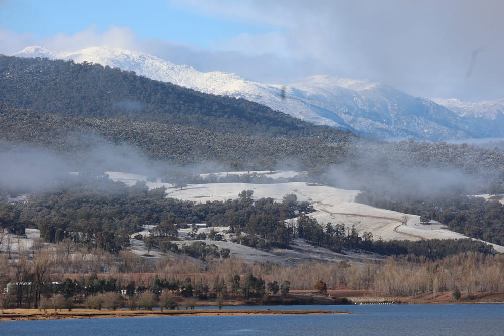 Heavy snowfalls have caused the closure of the Alpine Way post image